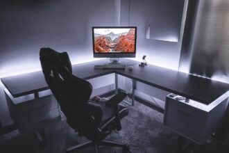 Van egy pont a munkanapban, amikor érzed, hogy nem a feladat nehéz, hanem te lassultál le. Ilyenkor nem még több kávéra van szükség, hanem egy apró változtatásra. Az állítható íróasztal és az okoseszközök találkozása pont erről szól. Nem forradalom, inkább finom hangolás. Olyan megoldás, ami nem uralja a napot, csak segít abban, hogy jobban működjünk benne.